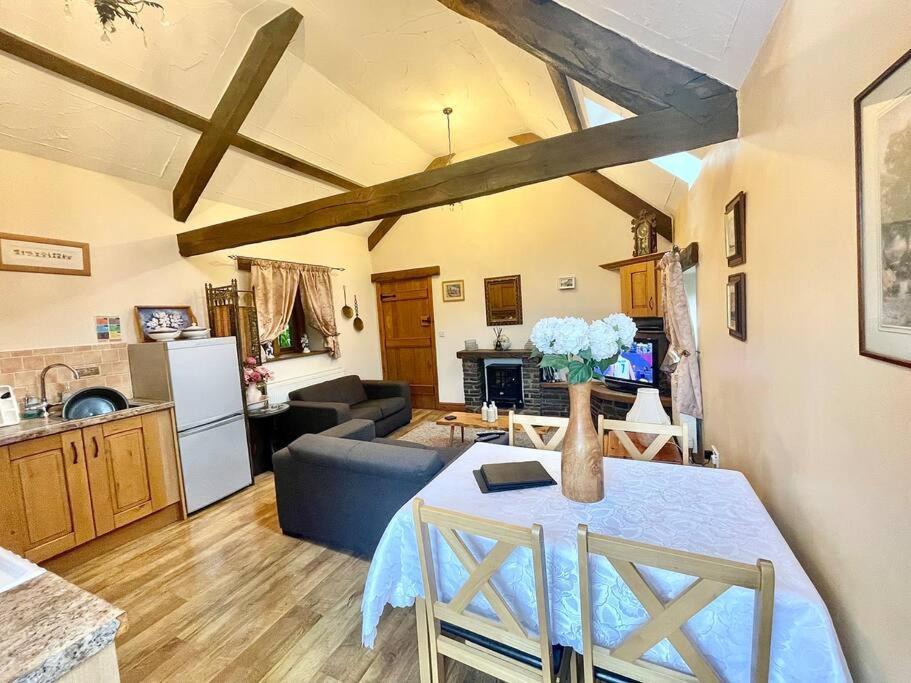 Villa Stone Built Barn In A Beautiful Rural Setting à Llangwm-Isaf Extérieur photo