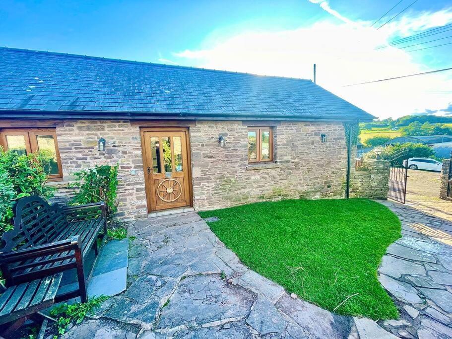 Villa Stone Built Barn In A Beautiful Rural Setting à Llangwm-Isaf Extérieur photo