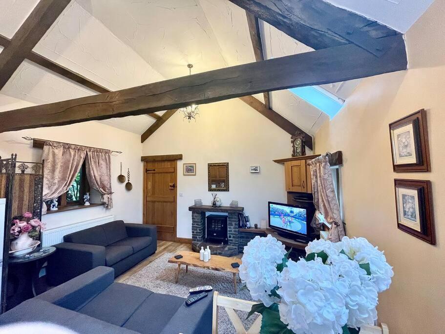 Villa Stone Built Barn In A Beautiful Rural Setting à Llangwm-Isaf Extérieur photo
