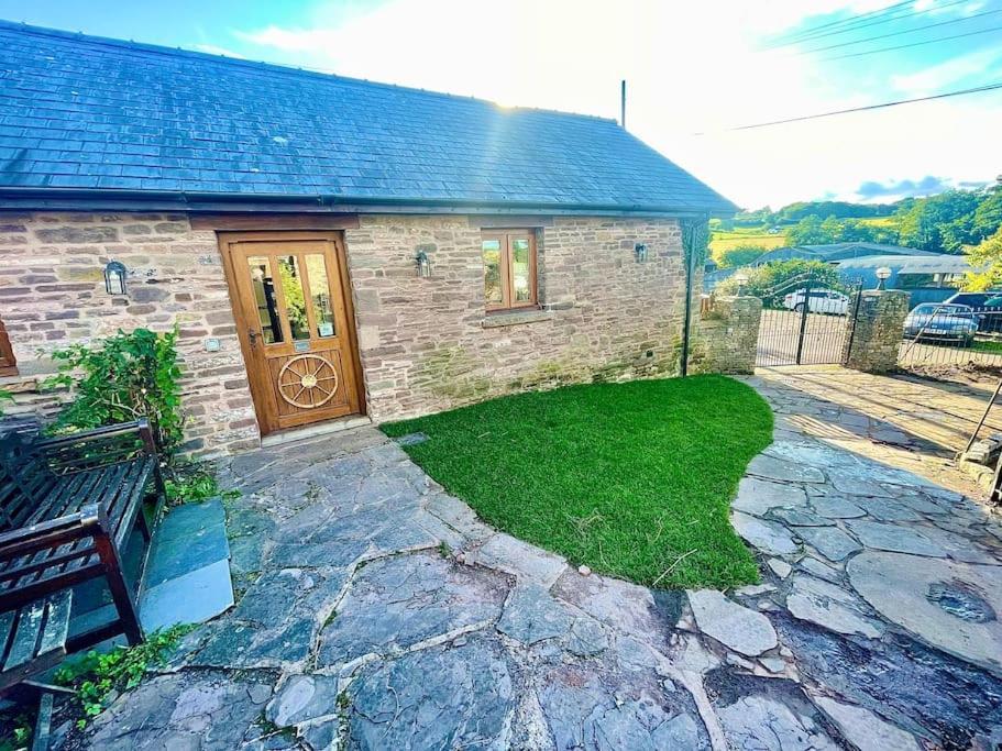 Villa Stone Built Barn In A Beautiful Rural Setting à Llangwm-Isaf Extérieur photo