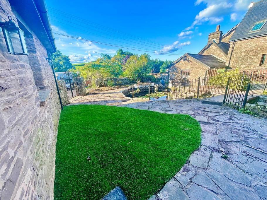 Villa Stone Built Barn In A Beautiful Rural Setting à Llangwm-Isaf Extérieur photo